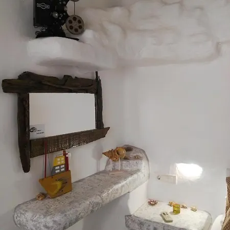 Bella Vista Adamantas (Milos)